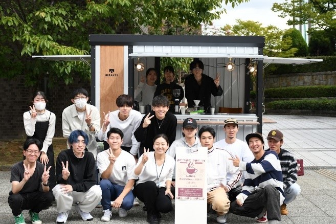 学内移動式店舗でドリップコーヒーの提供(米盛ゼミ)2025.jpg